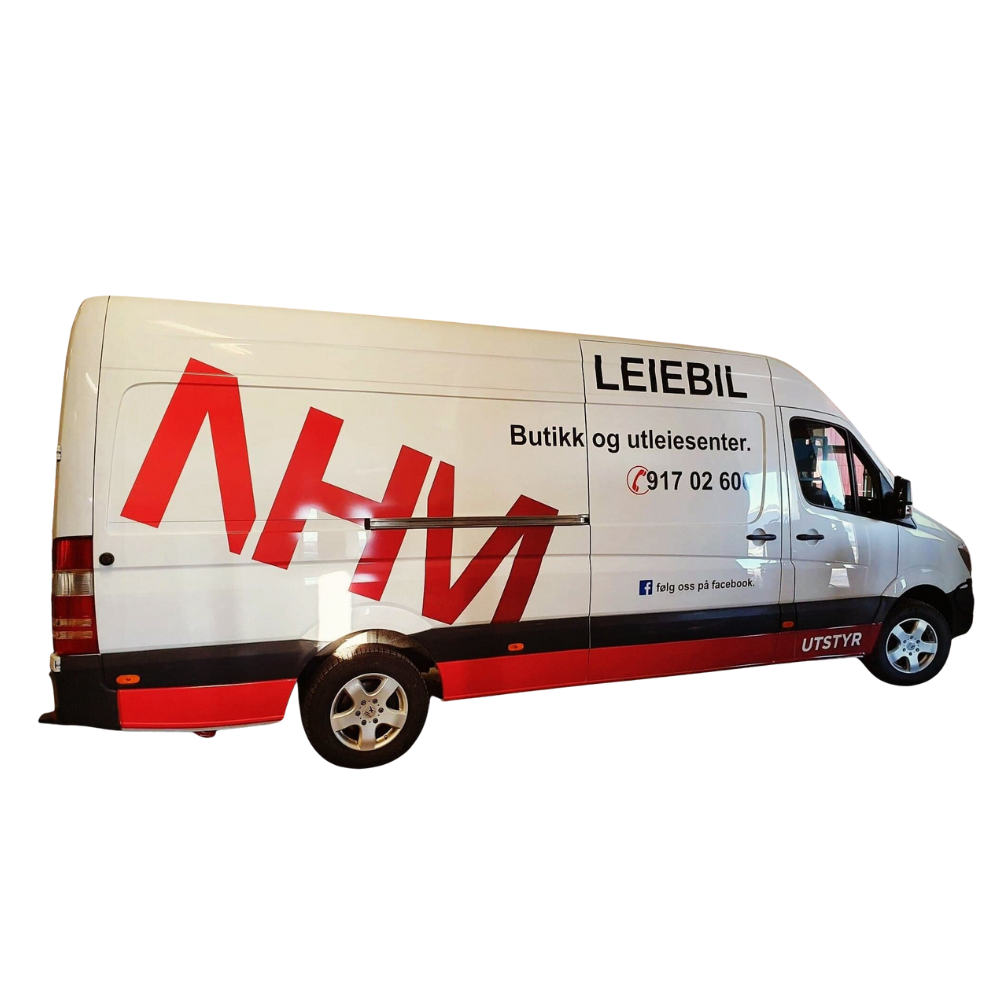 Leiebil fra NHM Utstyr: Hvit varebil med NHM Utstyr-logo og kontaktinformasjon, perfekt for transportbehov.