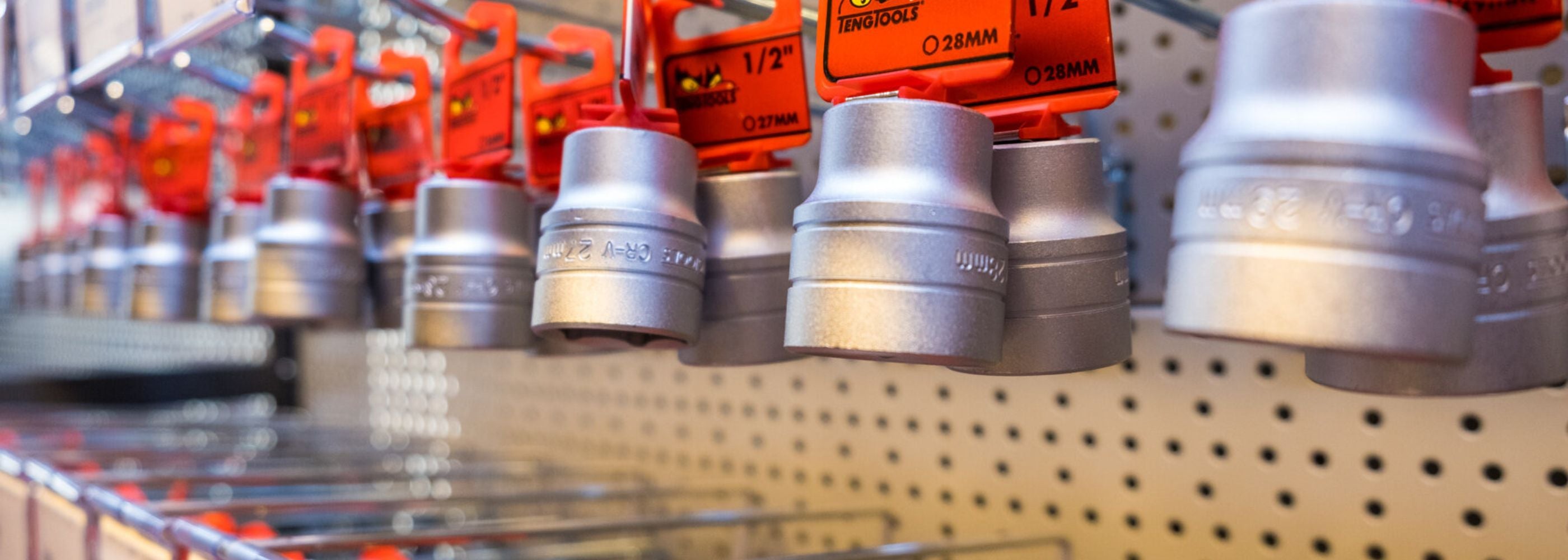 Nærbilde av verktøyutstyr på en hylle hos NHM Utstyr-butikken.