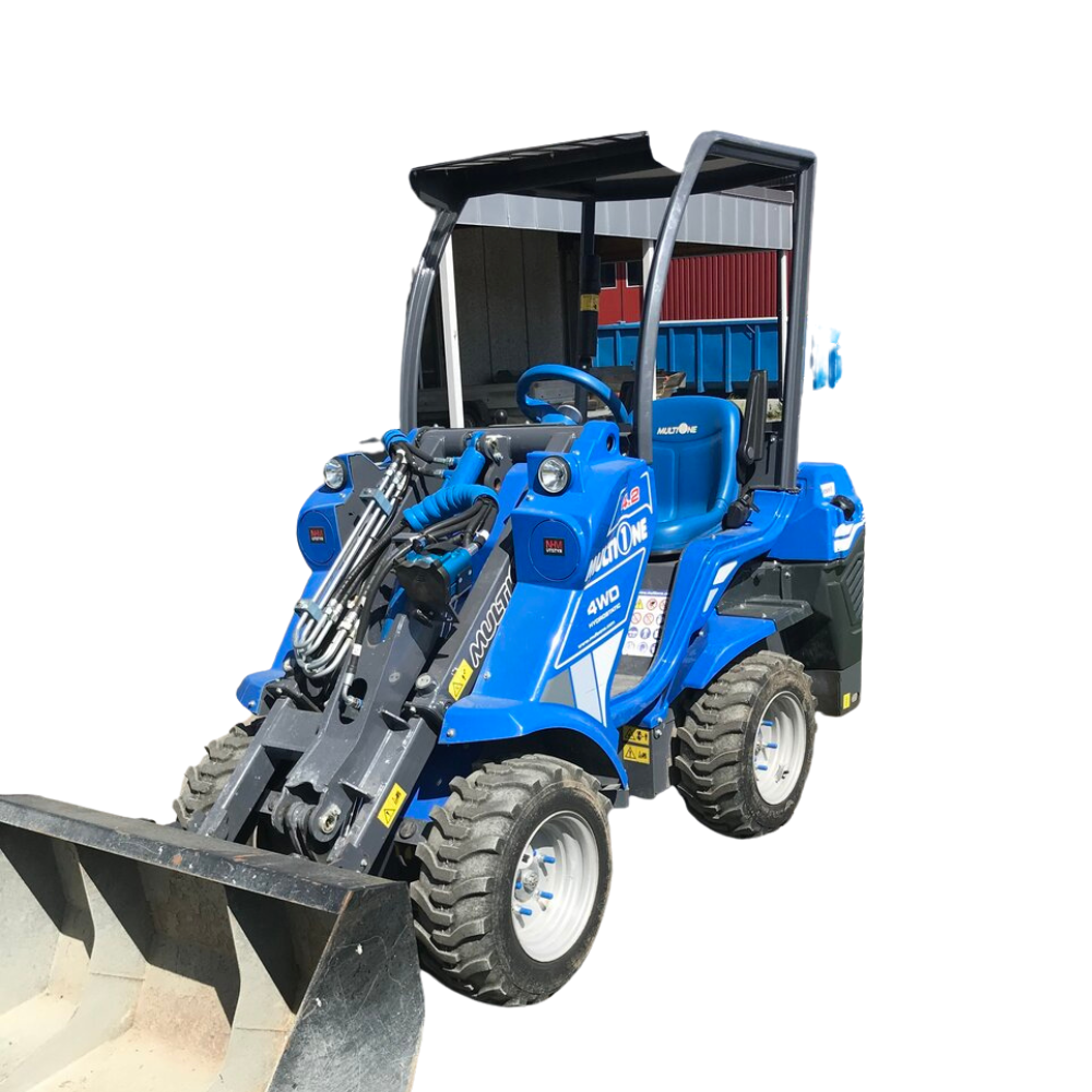Bilde av en blå MultiOne flerbruksminilaster med frontskuffe og firehjulstrekk (4WD). Ideell for små byggeprosjekter og gårdsbruk, kompakt og allsidig i bruk.