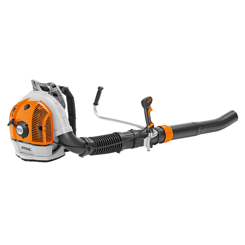 Bilde av en STIHL ryggsekkblåser (BR 600) for fjerning av løv og hageavfall. Den har en kraftig motor, ergonomisk design og skulderstropper for komfortabel bruk.